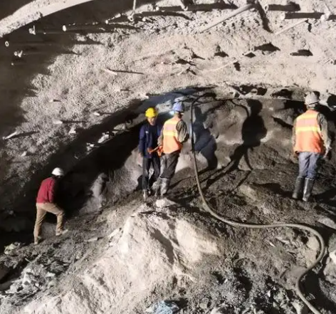 通城隧道拱顶带模注浆料，微膨胀注浆料的特点及施工工艺